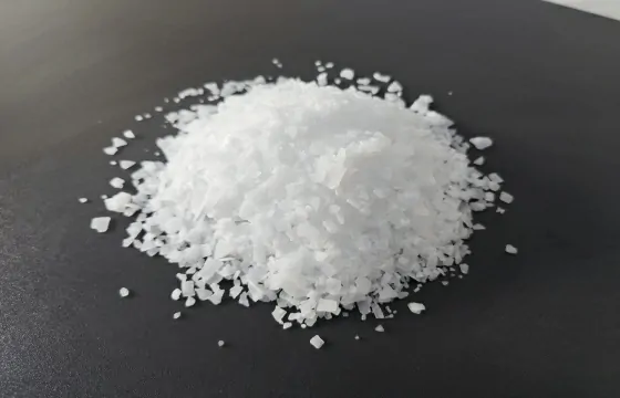 一堆白色片碱（氢氧化钠）晶体通透泛白